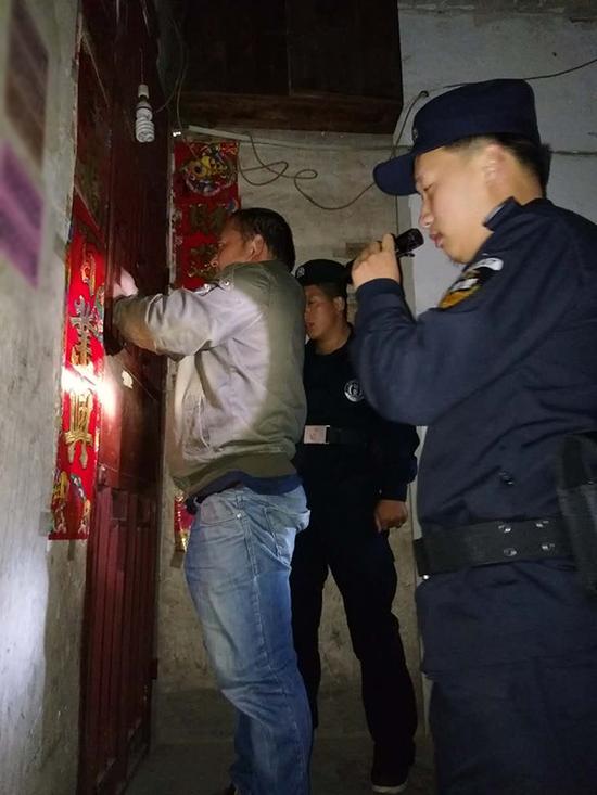 庆坪乡粗心妈妈误将幼女锁家中 