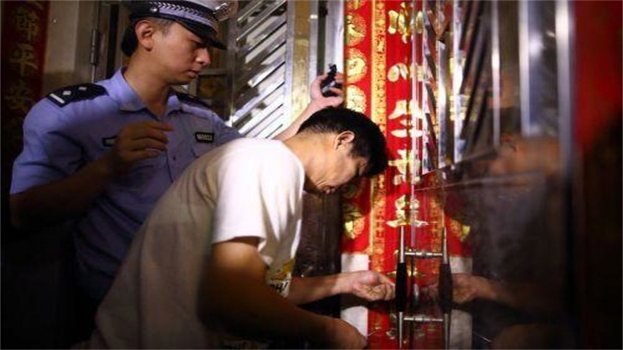 庆坪乡请开锁师傅开了锁后，师傅